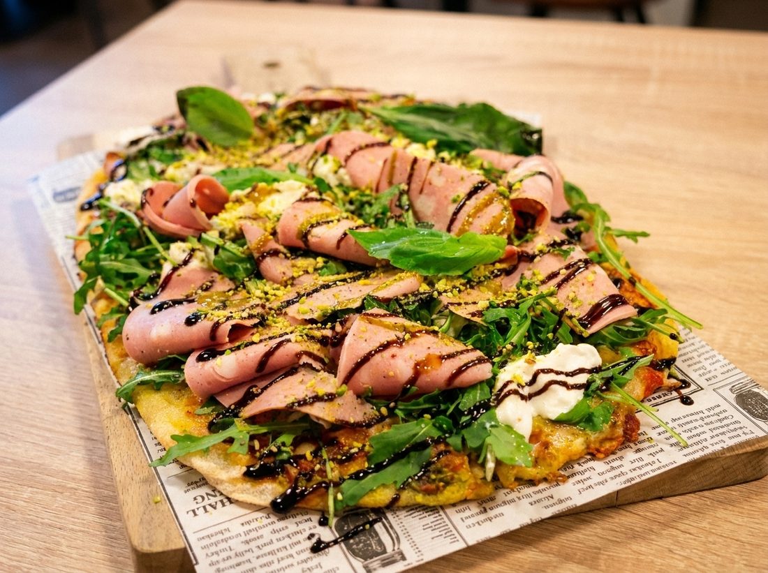 Pinsa Mortadella cu burrata, fistic, busuioc și cremă de oțet balsamic