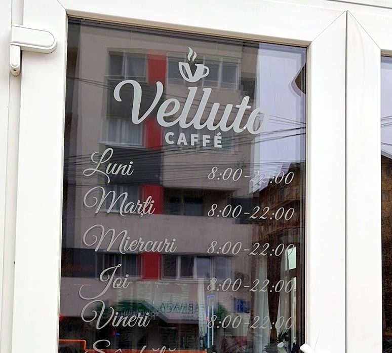 Ușa Velluto Caffè cu programul afișat pe geam